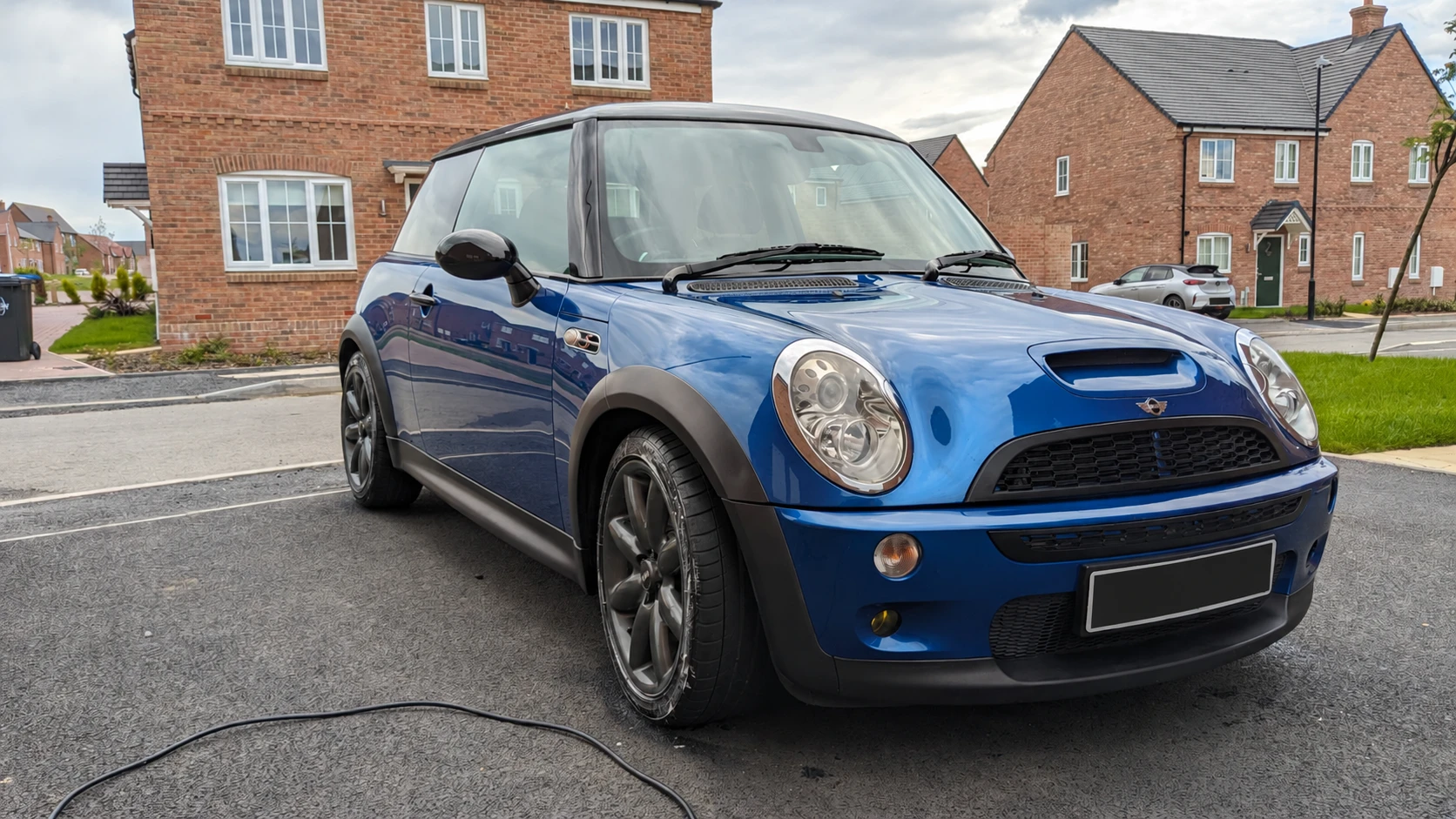 Blue MINI R53 with reflective paintwork and registration details obscured